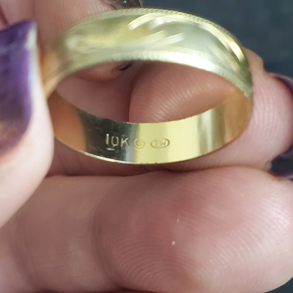 10k textured band ring size 8. NOT resizable as the design goes all the way arou - Picture 5 of 7